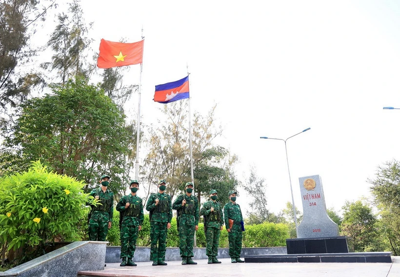 Các chiến sỹ biên phòng làm nhiệm vụ tại Cột mốc biên giới Việt Nam-Campuchia. (Ảnh: Hồng Đạt/TTXVN)