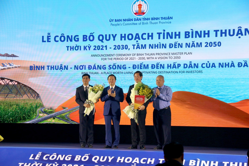Phó Thủ tướng Trần Hồng Hà Trao Quyết định phê duyệt Quy hoạch tỉnh Bình Thuận thời kỳ 2021-2030, tầm nhìn đến năm 2050. (Ảnh: Nguyễn Thanh/TTXVN)