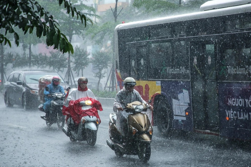 Một trận mưa dông lớn tại Hà Nội. (Ảnh: Lê Minh Sơn/Vietnam+)