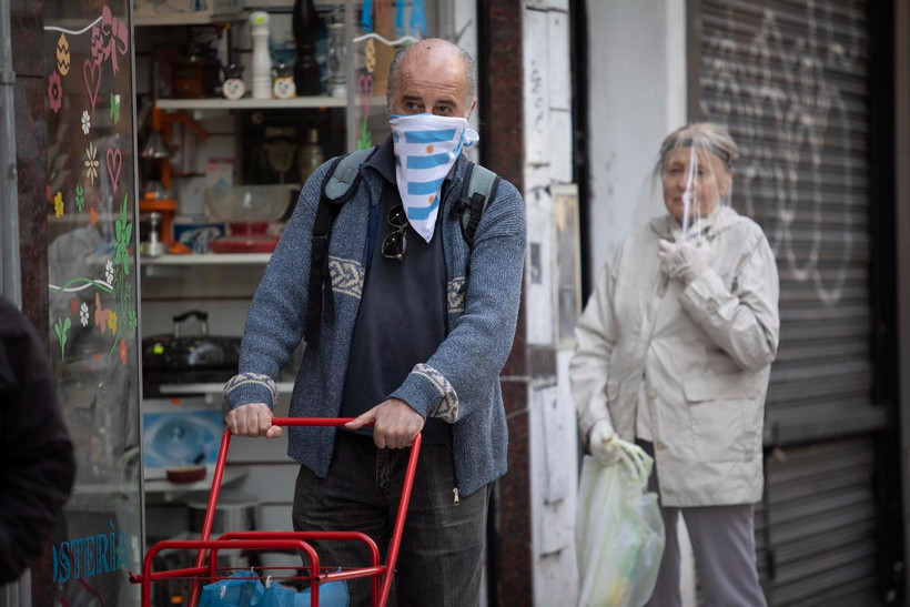 Người dân đeo khẩu trang và mặt nạ phòng lây nhiễm COVID-19 tại siêu thị ở Buenos Aires, Argentina, ngày 8/4/2020. (Ảnh: THX/ TTXVN)