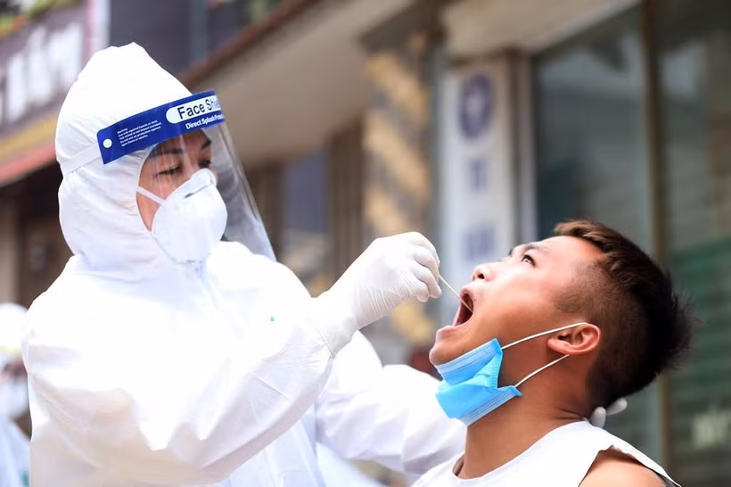 Lấy mẫu xét nghiệm virus SARS-CoV-2 cho người tiếp xúc với bệnh nhân nhiễm COVID-19.( Ảnh: Anh Tuấn/TTXVN)