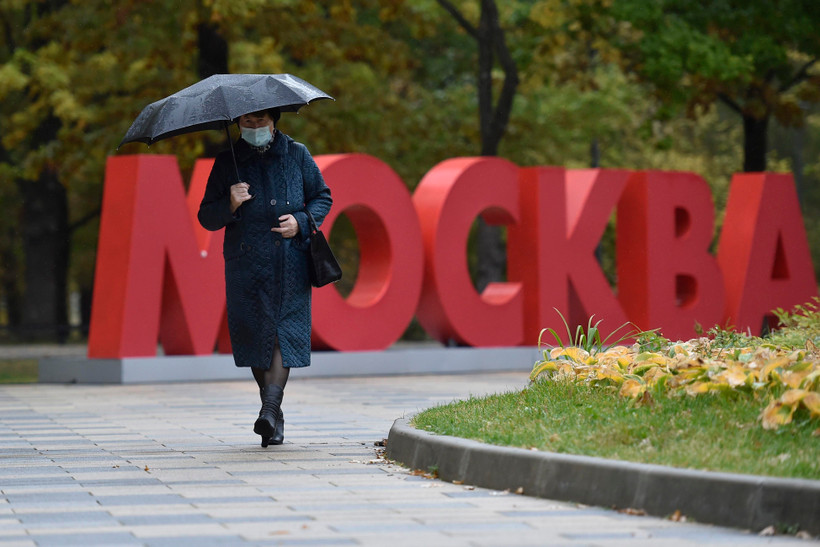 Người dân đeo khẩu trang phòng lây nhiễm COVID-19 tại Moskva, Nga, ngày 28/9/2020. (Ảnh: AFP/TTXVN)