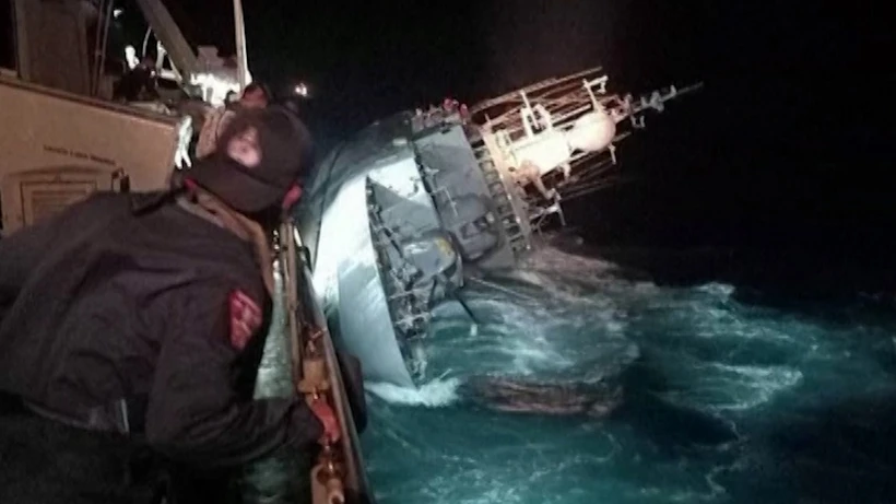 Tàu khu trục HTMS Sukhothai bị nghiêng trước khi chìm xuống biển. (Nguồn: Hải quân Hoàng gia Thái Lan)