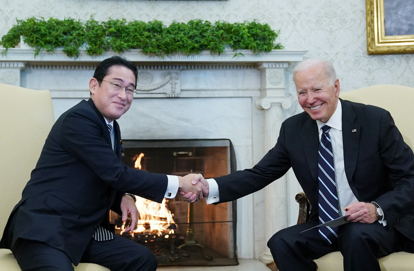 Tổng thống Mỹ Joe Biden (phải) trong cuộc gặp Thủ tướng Nhật Bản Fumio Kishida tại Washington, DC., ngày 13/1/2023. (Ảnh: AFP/TTXVN)