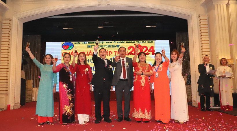 Lãnh sự Nguyễn Tuấn Anh, Chủ tịch Hiệp hội người Việt tại Macau Dương Trung Đức và các thành viên Ban chấp hành hiệp hội chúc mừng nhân dịp Xuân mới. (Ảnh: Xuân Vịnh/TTXVN)