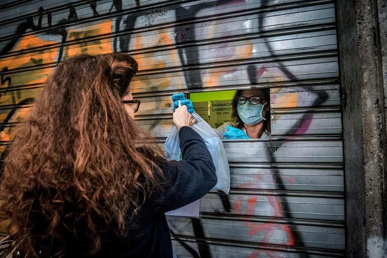 Một hiệu thuốc bán hàng qua ô cửa nhỏ để phòng chống dịch COVID-19. (Nguồn: Shutterstock)