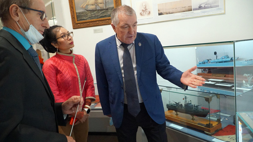 Giám đốc Bảo tàng Hải quân trung ương Nga giới thiệu về các hiện vật trưng bày. (Ảnh: Hồng Quân/Vietnam+)