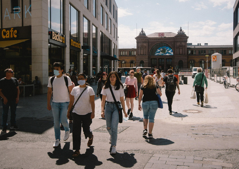 Người dân di chuyển trên đường phố tại Bonn, Đức, ngày 24/7/2020. (Ảnh: THX/TTXVN)