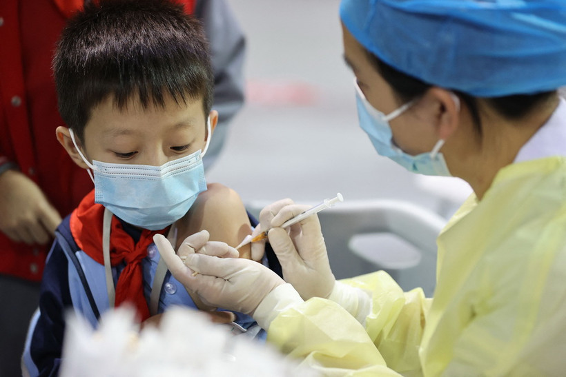 Tiêm vaccine phòng COVID-19 cho người dân tại tỉnh Phúc Kiến, Trung Quốc. (Ảnh: AFP/TTXVN)