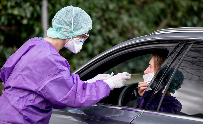 Nhân viên y tế lấy mẫu dịch từ người dân để xét nghiệm sàng lọc COVID-19 tại Gross-Gerau, Đức ngày 9/3/2020. (Ảnh: AFP/TTXVN)