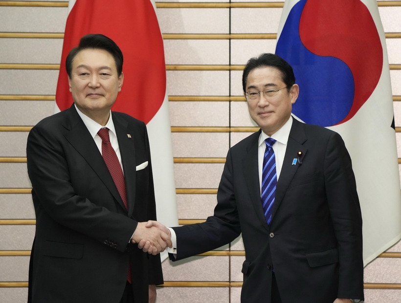 Tổng thống Hàn Quốc Yoon Suk Yeol (trái) và Thủ tướng Nhật Bản Fumio Kishida tại cuộc gặp ở Tokyo ngày 16/3/2023. (Ảnh: Kyodo/TTXVN)