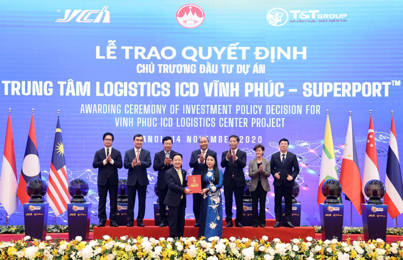 Thủ tướng Nguyễn Xuân Phúc, Chủ tịch ASEAN 2020 và Thủ tướng Singapore Lý Hiển Long cùng các đại biểu chứng kiến Lễ trao Quyết định chủ trương đầu tư dự án Logistics ICD Vĩnh Phúc giữa bà Hoàng Thị Thuý Lan, Bí thư tỉnh ủy Vĩnh Phúc cho ông Đỗ Quang Hiển,