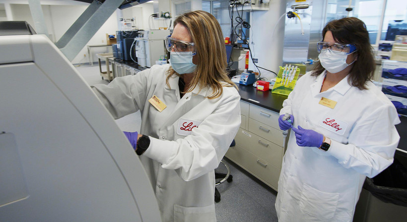 Các nhà khoa học của Eli Lilly nghiên cứu liệu pháp điều trị COVID-19 bằng kháng thể. (Nguồn: NBC News)