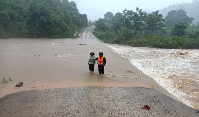 Mưa lớn khiến một số đường giao thông trên địa bàn tỉnh Quảng Trị gây khó khăn và nguy hiểm cho người dân. (Ảnh: TTXVN phát)
