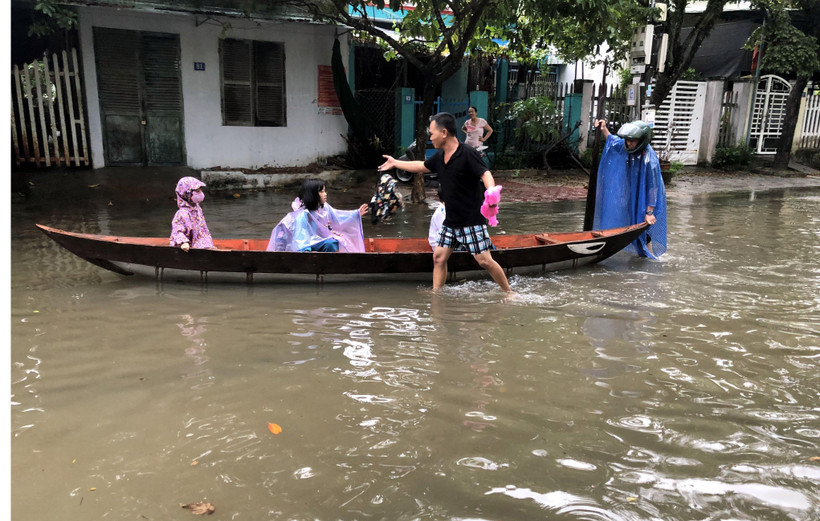 Mưa lớn làm cho một số tuyến đường ở thành phố Tam Kỳ bị ngập sâu trong nước. (Ảnh: Trịnh Bang Nhiệm/TTXVN)