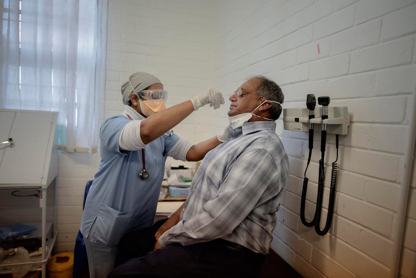 Một bệnh nhân được lấy mẫu xét nghiệm COVID-19 tại bệnh viện ở Soweto, Nam Phi ngày 14/7/2020. (Ảnh: AFP/TTXVN)