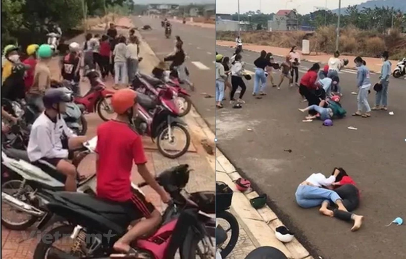 Ảnh cắt từ clip hai nhóm nữ sinh đánh nhau bị phát tán trên mạng xã hội.
