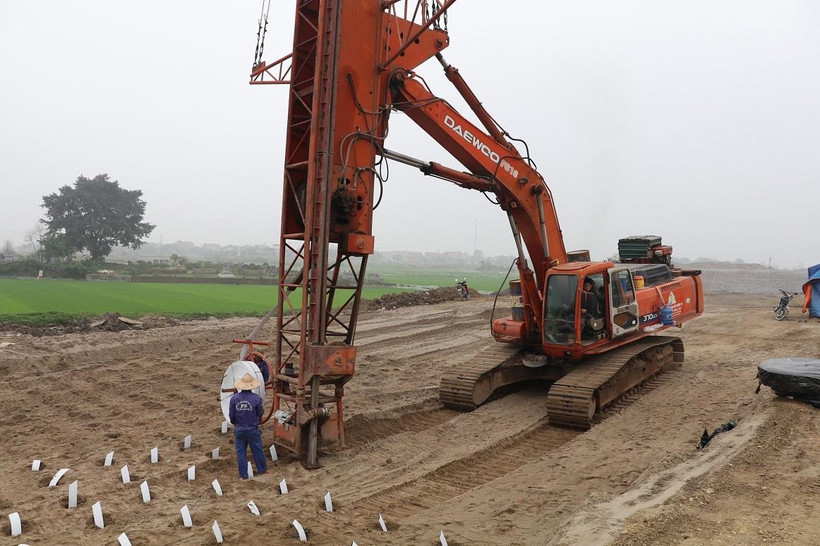 Nhà thầu thi công tại một đoạn trên tuyến cao tốc Bắc-Nam. (Ảnh: Đức Phương/TTXVN)