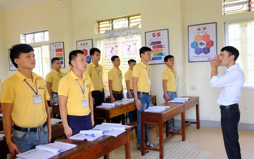 Một lớp học kỹ năng cho người lao động trước khi đi làm việc tại nước ngoài. (Ảnh: Bích Huệ/TTXVN)