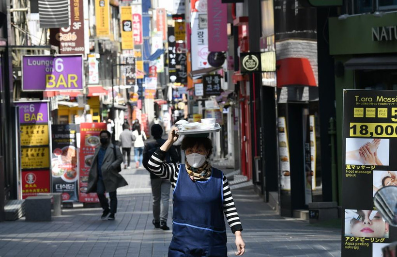 Người dân đeo khẩu trang phòng lây nhiễm COVID-19 tại Seoul, Hàn Quốc, ngày 23/4/2020. (Ảnh: AFP/TTXVN)