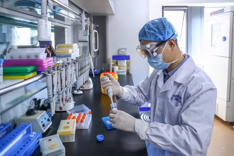 Phát triển vaccine phòng dịch viêm đường hô hấp cấp COVID-19. (Ảnh: THX/TTXVN)