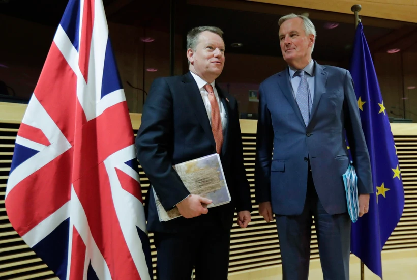 Trưởng đoàn đàm phán thương mại hậu Brexit của Anh David Frost (trái) và người đồng cấp EU Michel Barnier (phải) tại vòng đàm phán ở Brussels, Bỉ ngày 2/3/2020. (Ảnh: AFP/TTXVN)