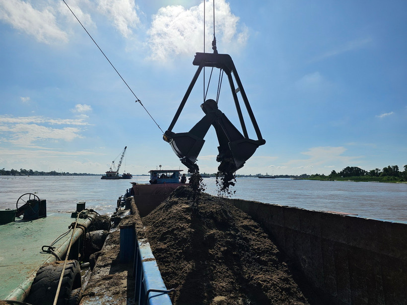 Hà Nội khẳng định phiên đấu giá 3 mỏ cát diễn ra đầy đủ, chặt chẽ, đúng quy định của pháp luật. (Ảnh minh họa: TTXVN)