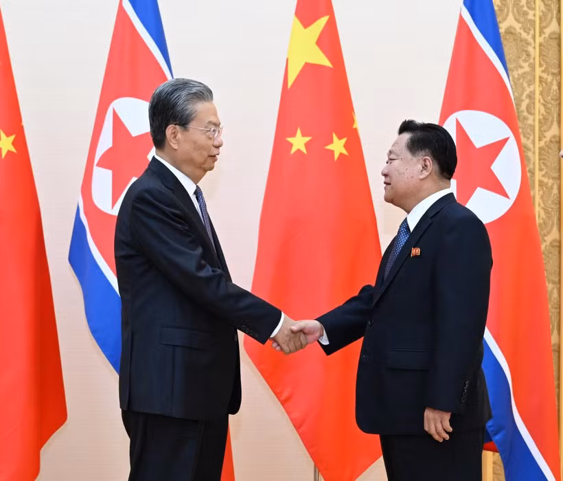 Ủy viên trưởng Nhân Đại toàn quốc Trung Quốc Triệu Lạc Tế (trái) và Chủ tịch Ủy ban Thường vụ Hội đồng Nhân dân Tối cao (Quốc hội) Triều Tiên Choe Ryong Hae. (Ảnh: THX)