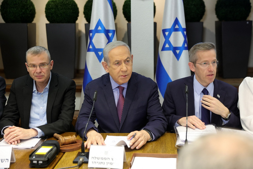 Thủ tướng Israel Benjamin Netanyahu (giữa) chủ trì cuộc họp nội các ở Tel Aviv ngày 31/3/2023. (Ảnh: AFP/TTXVN)