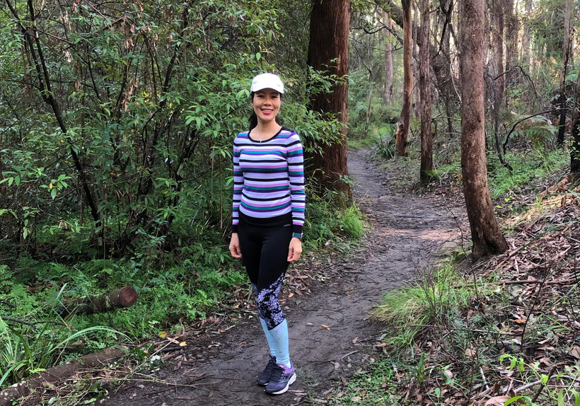 Chị Phượng Phan thực hiện thử thách đi bộ trong rừng Berowra Valley National Park, Tây Bắc Sydney để gây quỹ giúp trẻ em Việt Nam. (Ảnh do nhân vật cung cấp)
