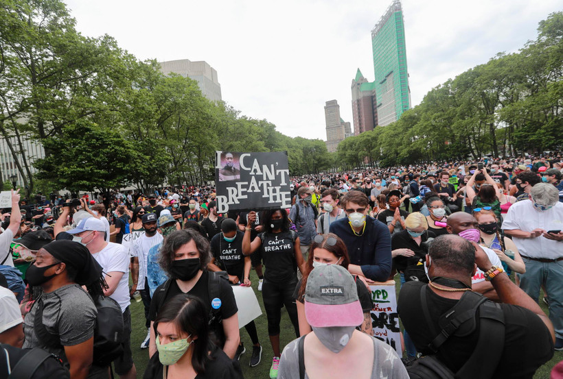 Người biểu tình đeo khẩu trang tham dự lễ tưởng niệm công dân Mỹ gốc Phi George Floyd tại New York, Mỹ, ngày 4/6/2020. (Ảnh: THX/TTXVN)