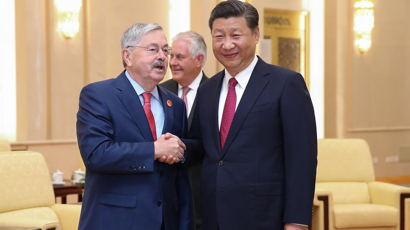 Chủ tịch Trung Quốc Tập Cận Bình bắt tay Đại sứ Mỹ tại Trung Quốc Terry Branstad. (Nguồn: Getty Images)