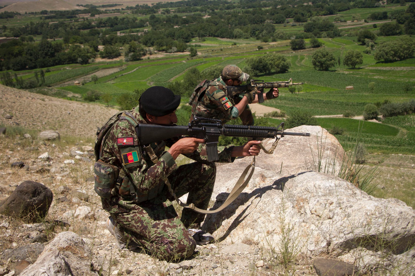 Binh sỹ Afghanistan tham gia một chiến dịch quân sự tại khu vực Qelgho, huyện Khogyani, tỉnh Nangarhar, ngày 23/7/2020. (Ảnh: THX/TTXVN)