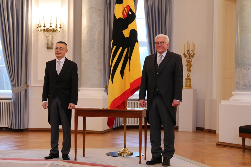 Đại sứ Vũ Quang Minh (trái) và Tổng thống Đức Frank-Walter Steinmeier tại Lễ trình Quốc thư. (Ảnh: Phương Hoa/TTXVN)