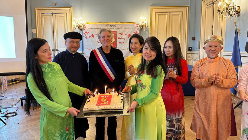 Thổi nến kỷ niệm 5 năm thành lập Hội Tôn vinh Văn hóa Việt. (Ảnh: Thu Hà/Vietnam+)