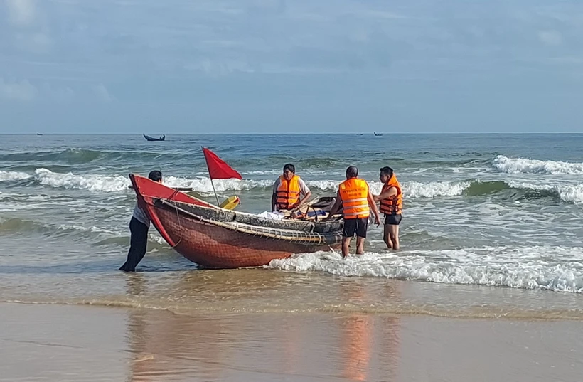 Tìm kiếm nạn nhân bị mất tích trên biển. (Ảnh minh họa: TTXVN phát)