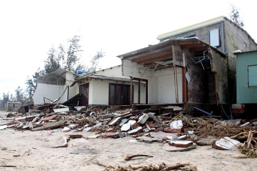 Một ngôi nhà bị hư hỏng bởi cơn bão số 13 tại phường Cẩm An, Hội An, tỉnh Quảng Nam. (Ảnh: Trịnh Bang Nhiệm/TTXVN)