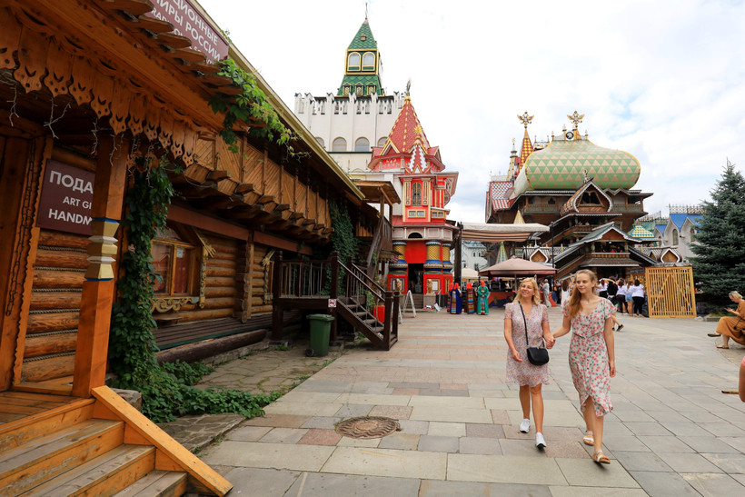 Khách du lịch tham quan những lâu đài cổ kính tại Moskva, Nga. (Ảnh: Trần Hiếu/TTXVN)