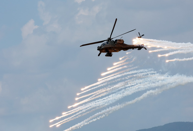 Máy bay Apache tham gia cuộc tập trận bắn đạn thật Mỹ-Hàn Quốc tại thao trường Seungjin ở Pocheon. (Ảnh: YONHAP/TTXVN)