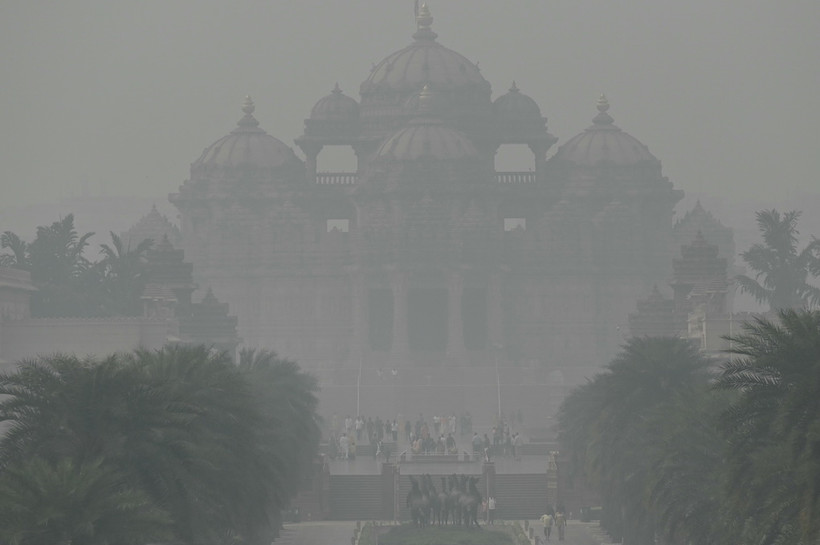 Sương mù ô nhiễm bao phủ dày đặc tại New Delhi, Ấn Độ. (Ảnh: AFP/TTXVN)