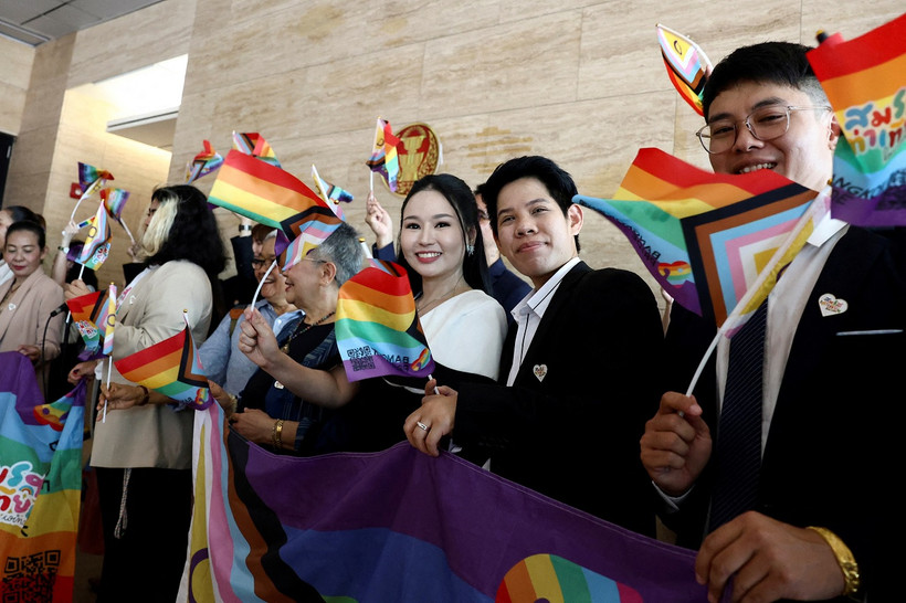 Cộng đồng LGBT tập trung tại tòa nhà quốc hội Thái Lan ngày 18/6/2024 trước lần xem xét cuối cùng về dự luật hôn nhân đồng giới. (Ảnh: Reuters)