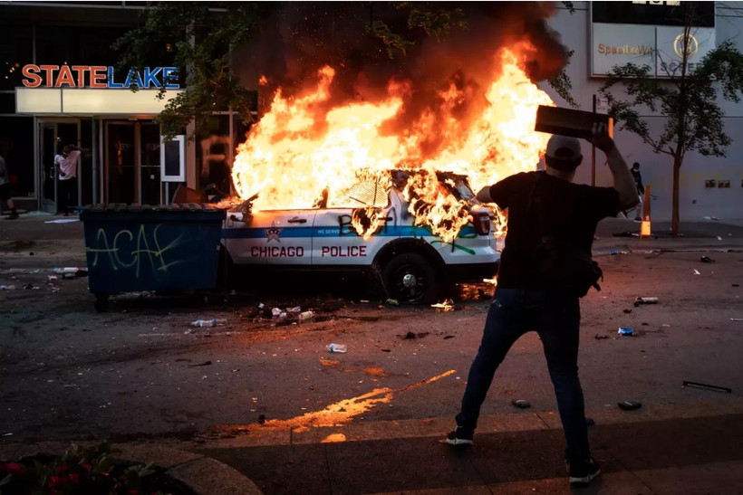 Một chiếc xe ôtô của cảnh sát Chicago bị đốt cháy trong cuộc bạo loạn sau cái chết của người đàn ông da màu George Floyd. (Nguồn: Sun Times)