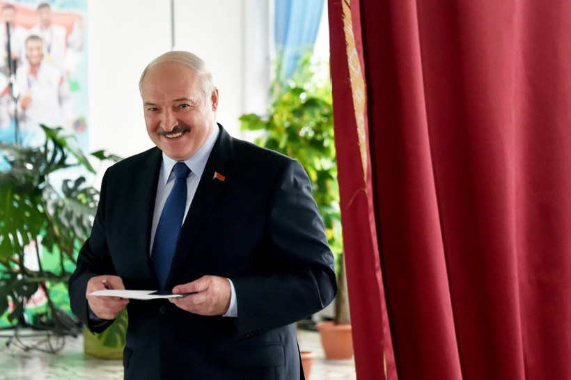 Tổng thống Belarus Alexander Lukashenko tại điểm bầu cử Tổng thống ở Minsk, ngày 9/8/2020. (Ảnh: AFP/TTXVN)