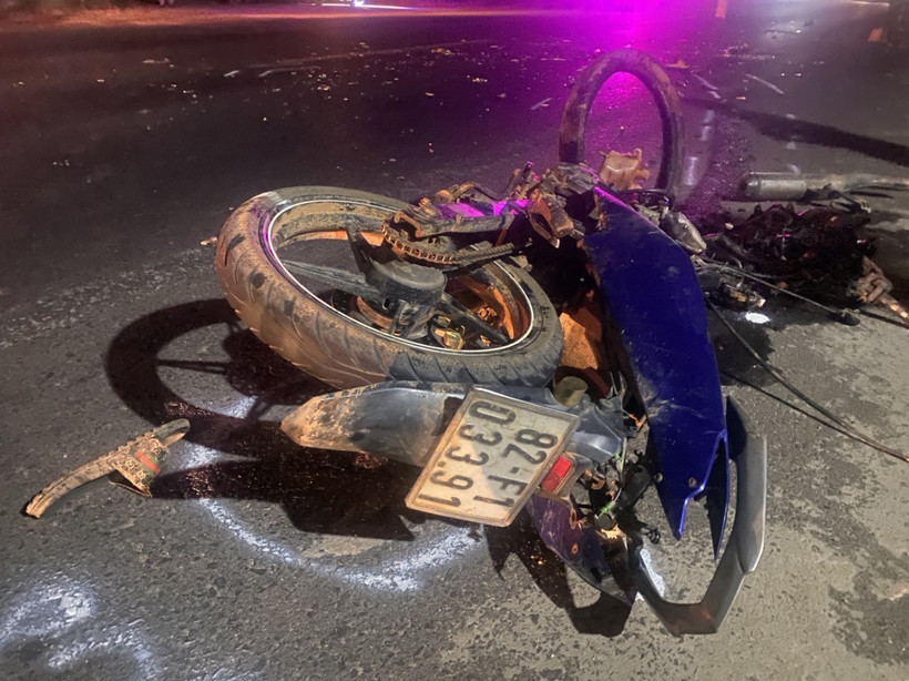 Chiếc xe máy bị hư hỏng nặng sau vụ tai nạn. (Ảnh: TTXVN phát)