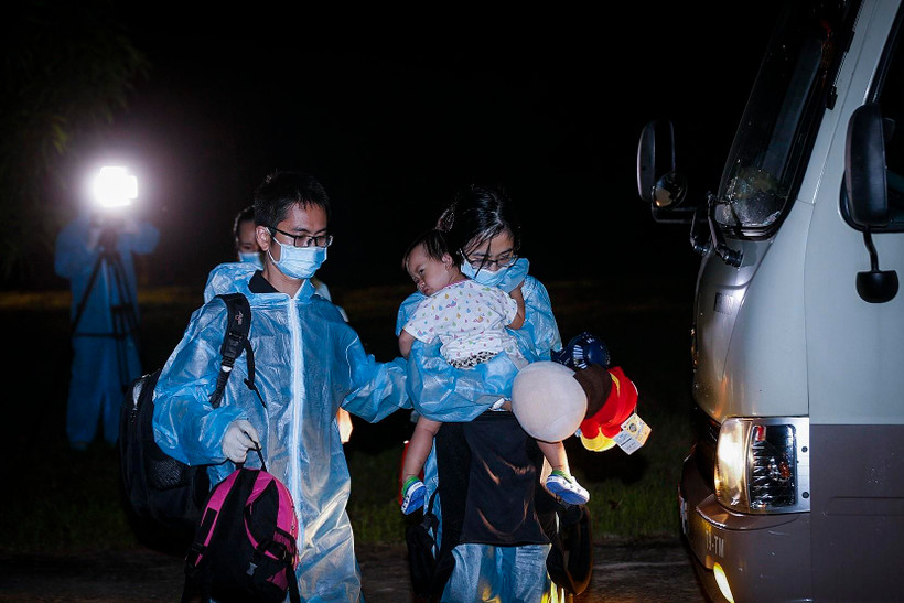 Các công dân được đưa về khu cách ly tập trung theo dõi COVID-19. (Ảnh: Trọng Đạt/TTXVN)