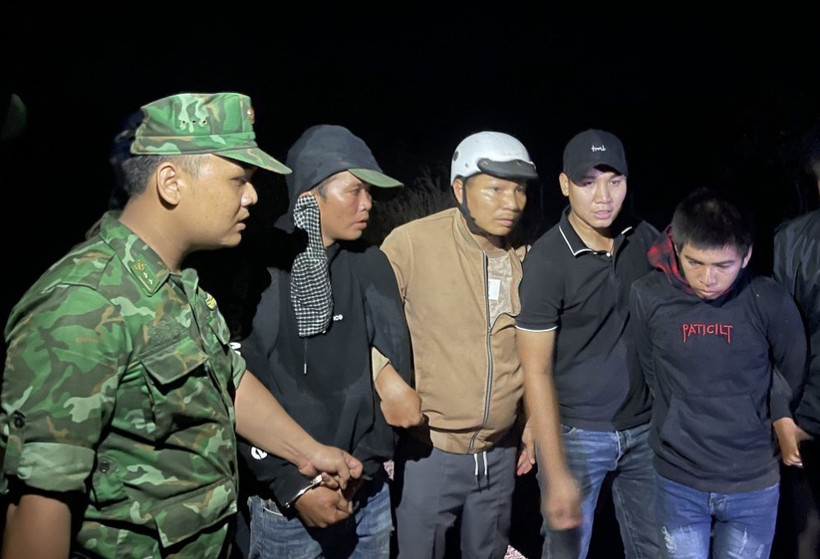 Hai phạm nhân trốn trại bị bắt giữ. (Ảnh: TTXVN phát)