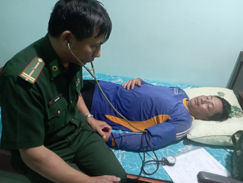 Bộ đội Biên phòng tỉnh Bạc Liêu thăm, khám cho các thuyền viên gặp nạn. (Ảnh: Tuấn Tú/TTXVN phát)