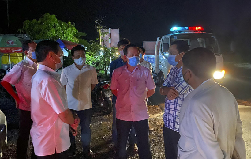 Lực lượng chức năng Hậu Giang tiến hành các biện pháp điều tra, giám sát dịch tễ tại bến xe Vị Thanh. (Ảnh: Duy Khương/TTXVN)