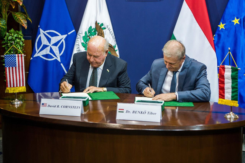Bộ trưởng Quốc phòng Hungary, Tibor Benko và Đại sứ Mỹ tại nước này David Cornstein ký ý định thư về việc mua tên lửa từ tập đoàn quốc phòng Mỹ Raytheon. (Nguồn: MTI)
