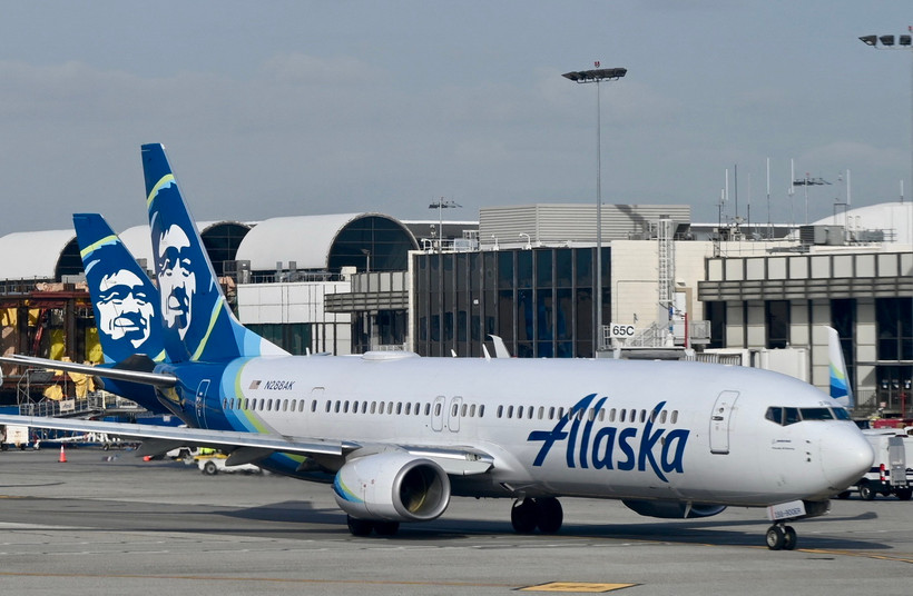 Máy bay Boeing 737 Max 9 của Hãng hàng không Alaska Airlines tại sân bay quốc tế Los Angeles, bang California, Mỹ ngày 11/1/2023. (Ảnh: AFP/TTXVN)